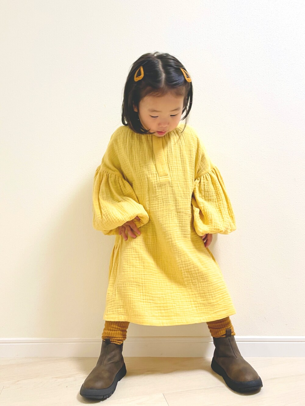 イエロー系のその他ベビーウェア、グリーン系のその他ベビーウェアを着用したキッズの秋コーディネートの3枚目の写真
