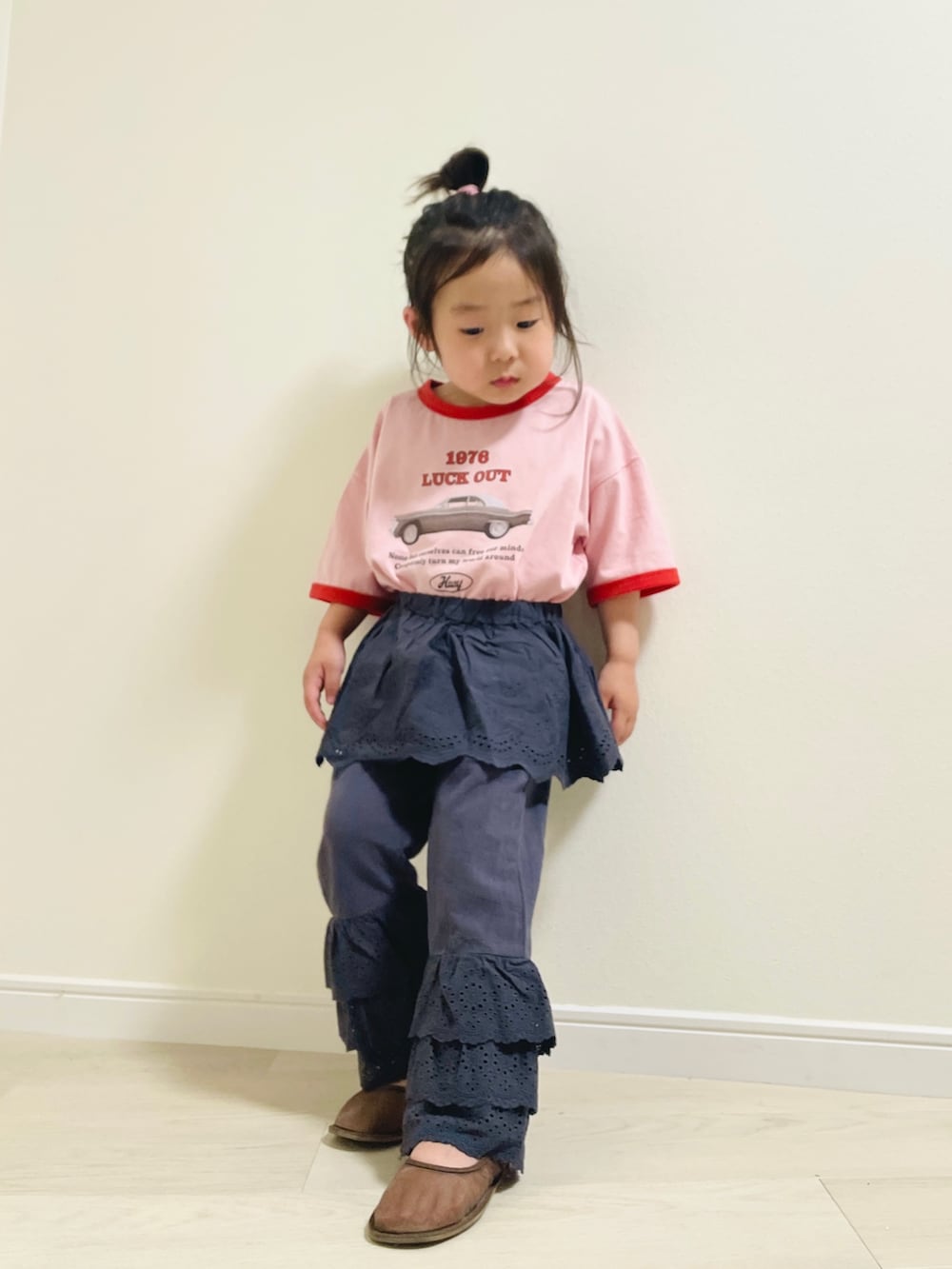 「レイヤードスタイル、ピンクシャツ、休日スタイル、きれいめカジュアル、プチプラ、女の子コーデ、夏コーデ、夏」｜「pairmanonのレトロプリント リンガー配色Tシャツ（Tシャツ/カットソー、ピンク系）」を使った、enneさん（キッズ・90cm）の春コーディネートの2枚目の写真