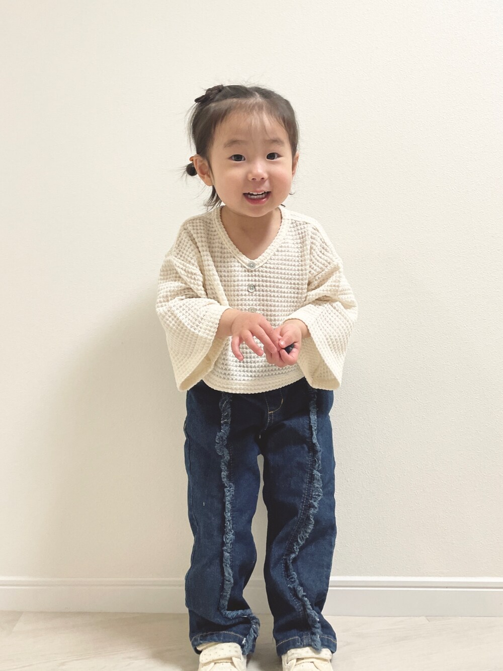 ブルー系のデニムパンツ、ホワイト系のスニーカー、ホワイト系のその他ベビーウェアを着用したキッズの冬コーディネートの2枚目の写真
