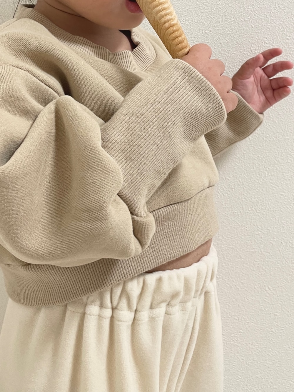 ベージュ系のその他ベビーウェア、ホワイト系のその他ベビーウェアを着用したキッズの秋コーディネートの5枚目の写真