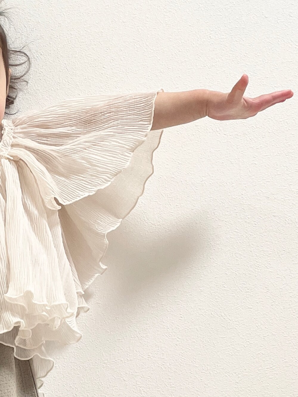 ホワイト系のシャツ/ブラウス、ベージュ系のその他ベビーウェアを着用したキッズの冬コーディネートの5枚目の写真