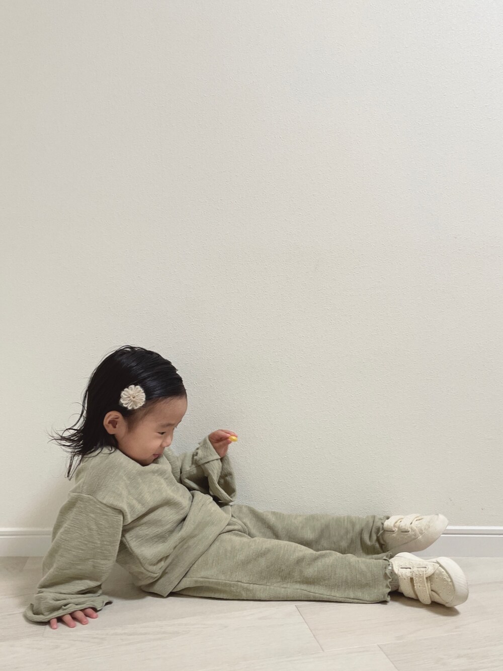 グリーン系のその他ベビーウェアを着用したキッズの秋コーディネートの2枚目の写真