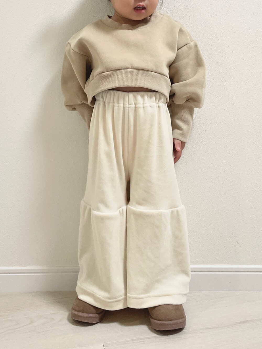 ベージュ系のその他ベビーウェア、ホワイト系のその他ベビーウェアを着用したキッズの秋コーディネートの7枚目の写真