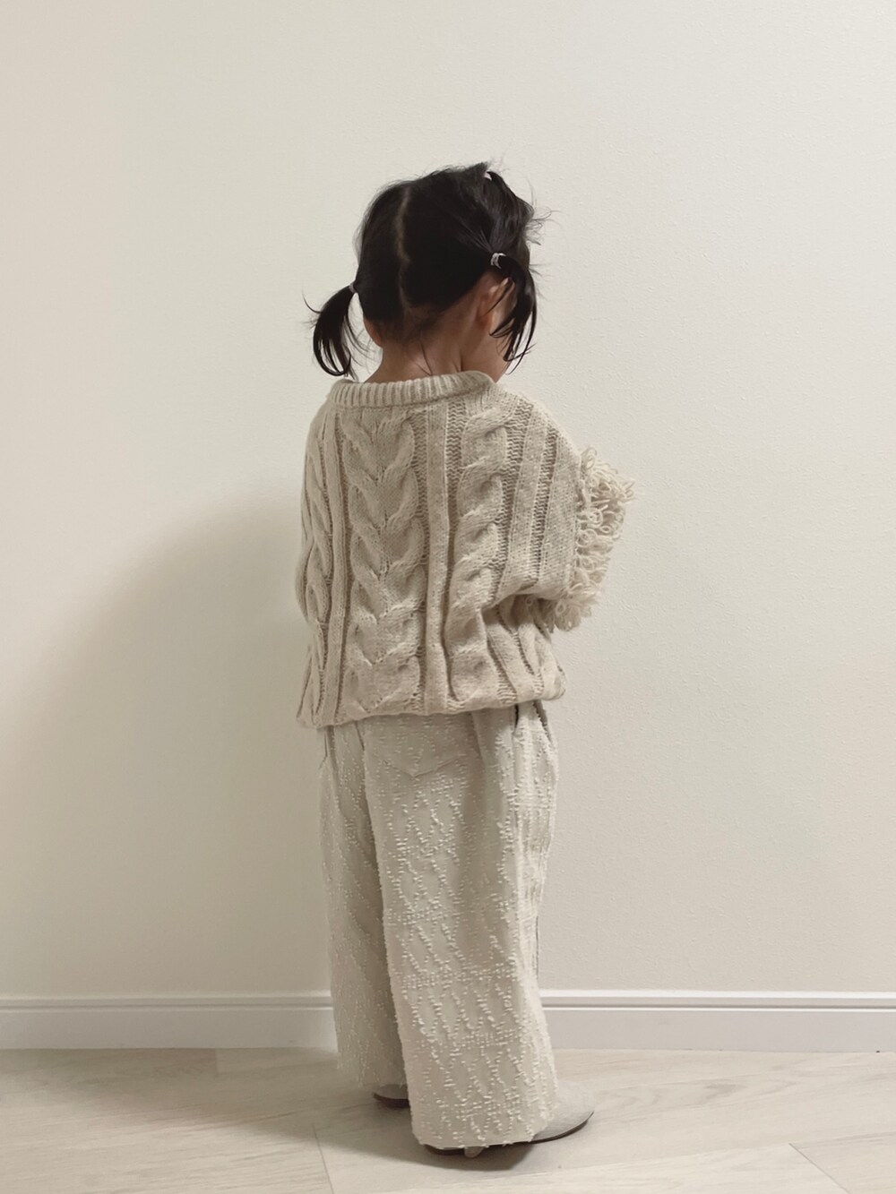 ベージュ系のニット/セーター、ベージュ系のその他パンツ、ベージュ系のその他パンツを着用したキッズの秋コーディネートの4枚目の写真