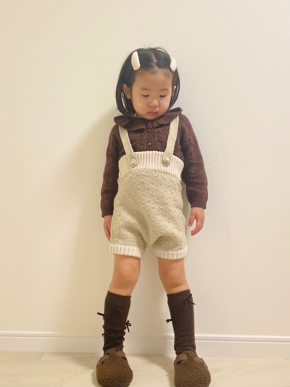 ベージュ系のその他ベビーウェアを着用したキッズの秋コーディネートの3枚目の写真