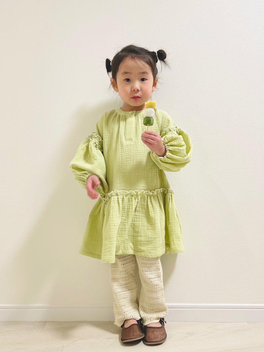グリーン系のその他ベビー用品を着用したキッズの春コーディネートの2枚目の写真