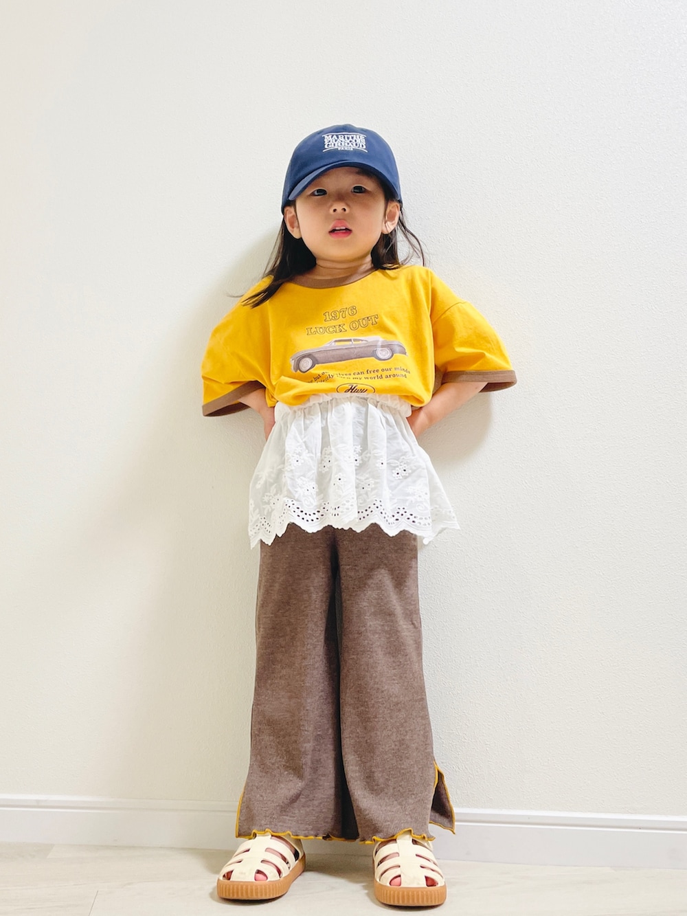 「柄シャツ、レイヤードスタイル、ワイドパンツ、サンダル、やっぱり帽子が好き、キャップ、プチプラ、女の子コーデ、夏コーデ、夏、Ｔシャツ」｜「pairmanonのレトロプリント リンガー配色Tシャツ（Tシャツ/カットソー、イエロー系）」を使った、enneさん（キッズ・90cm）の春コーディネートの3枚目の写真