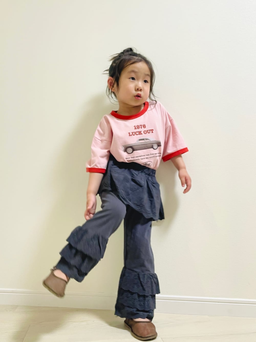 「レイヤードスタイル、ピンクシャツ、休日スタイル、きれいめカジュアル、プチプラ、女の子コーデ、夏コーデ、夏」｜「pairmanonのレトロプリント リンガー配色Tシャツ（Tシャツ/カットソー、ピンク系）」を使った、enneさん（キッズ・90cm）の春コーディネートの3枚目の写真