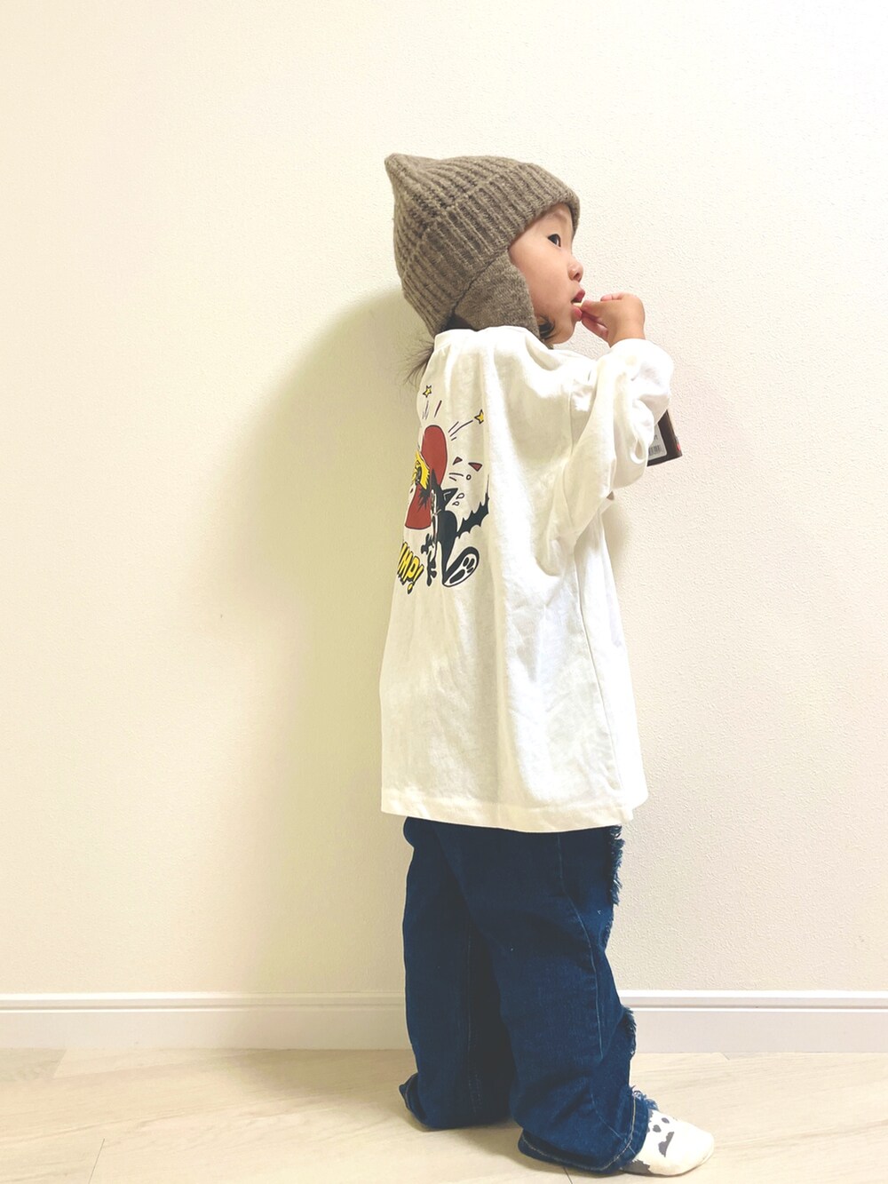 ホワイト系のTシャツ/カットソー、ブルー系のデニムパンツ、ホワイト系のレッグウェアを着用したキッズの秋コーディネートの2枚目の写真