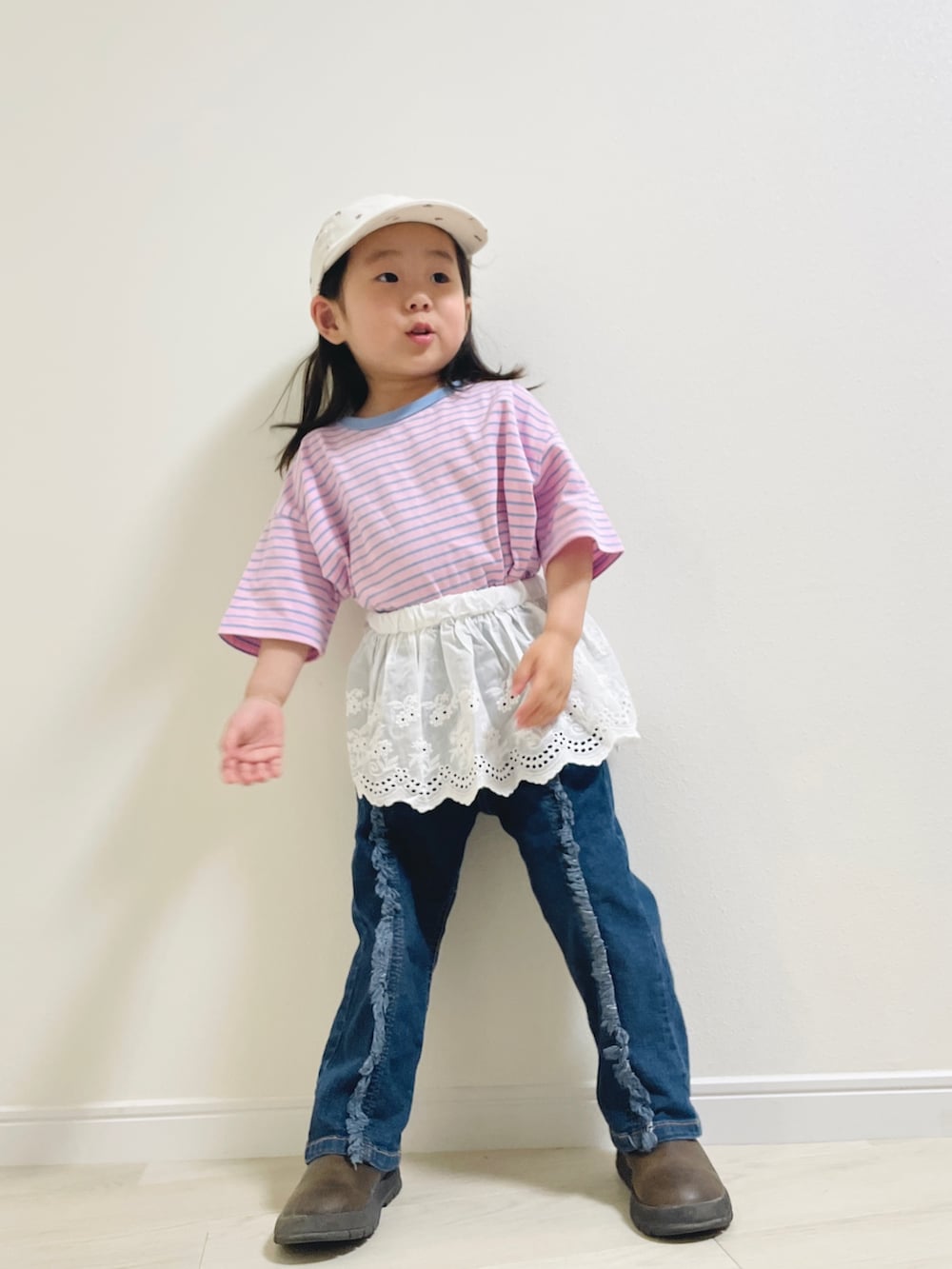 ブルー系のデニムパンツ、ピンク系のTシャツ/カットソーを着用したキッズの春コーディネートの2枚目の写真