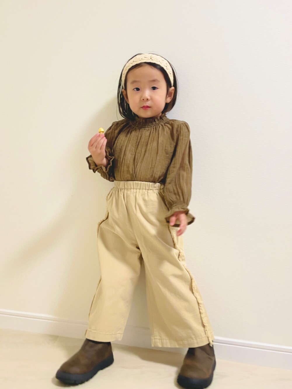 「レイヤードスタイル、カーキ、ベージュ、秋っぽコーデ更新中、秋コーデ、ワイドパンツ、ブーツ、秋服、キッズコーデ、キッズ、pairmanon、seaandshells」｜「sea and shells by pairmanonの【sea and shells】フリンジ ビッグカラー セットアップ（その他ベビーウェア、ベージュ系）」を使った、enneさん（キッズ・91cm）の秋コーディネートの4枚目の写真