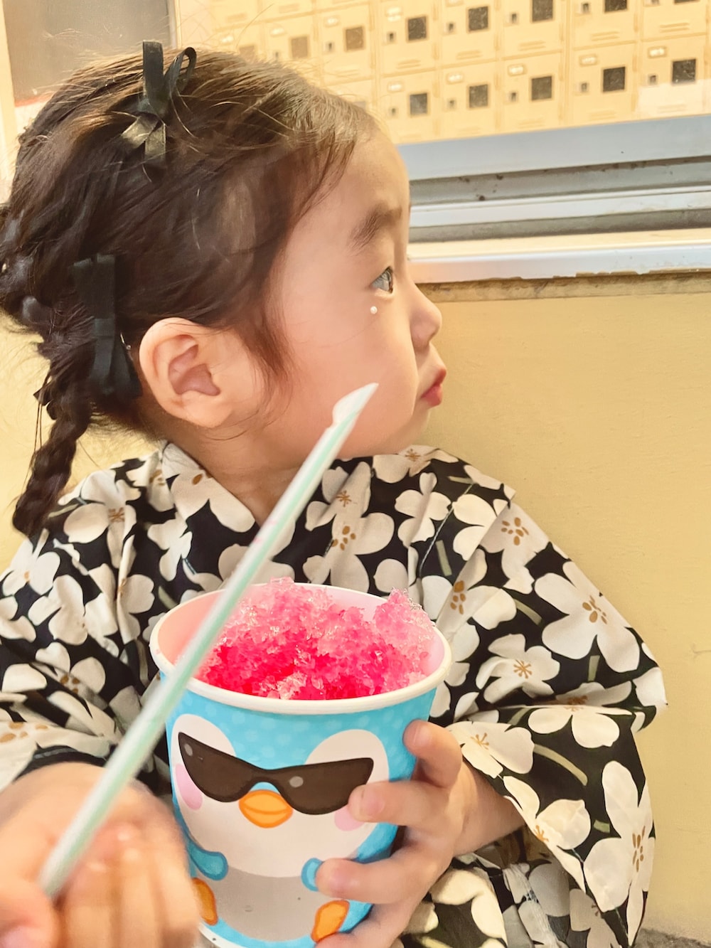 ホワイト系のサンダル、ブラック系の浴衣を着用したキッズの夏コーディネートの3枚目の写真