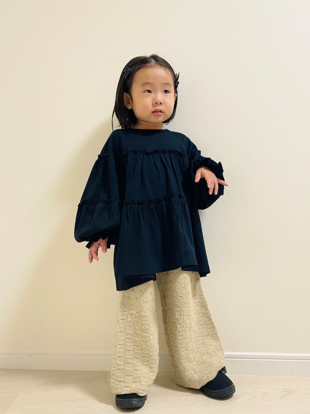 「秋っぽコーデ更新中、プチプラ、チェック、子供コーデ、キッズコーデ、ロンT、カジュアル、モノトーンコーデ、pairmanon、seaandshells」｜「pairmanonのメロー カットソー ティアード 長袖チュニック（Tシャツ/カットソー、ブラック系）」を使った、enneさん（キッズ・92cm）の秋コーディネートの2枚目の写真
