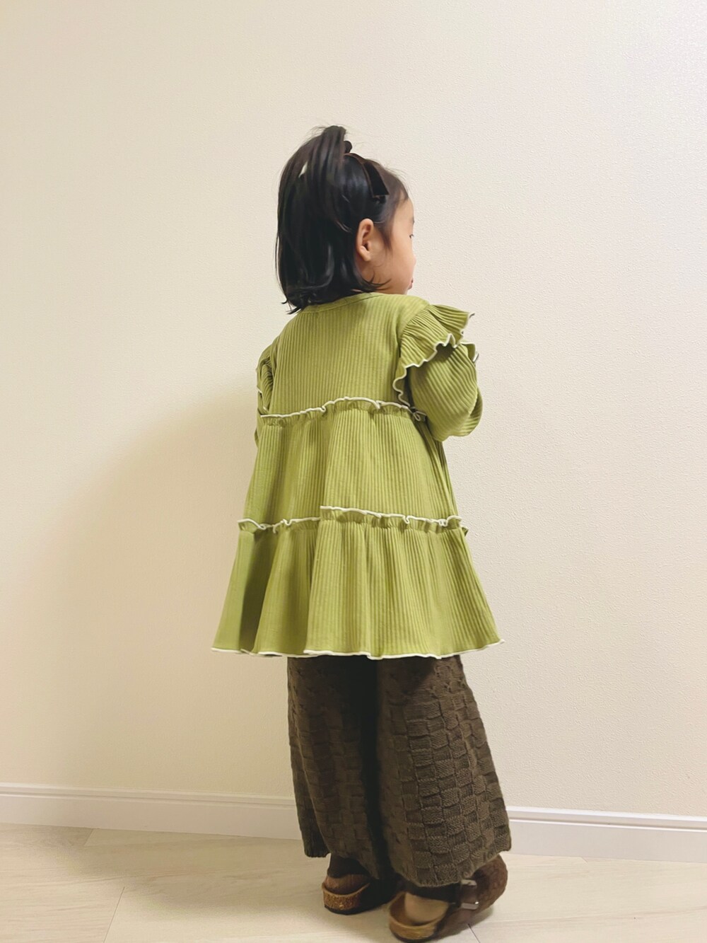 グリーン系のチュニック、ブラウン系のその他ベビーウェアを着用したキッズの秋コーディネートの4枚目の写真