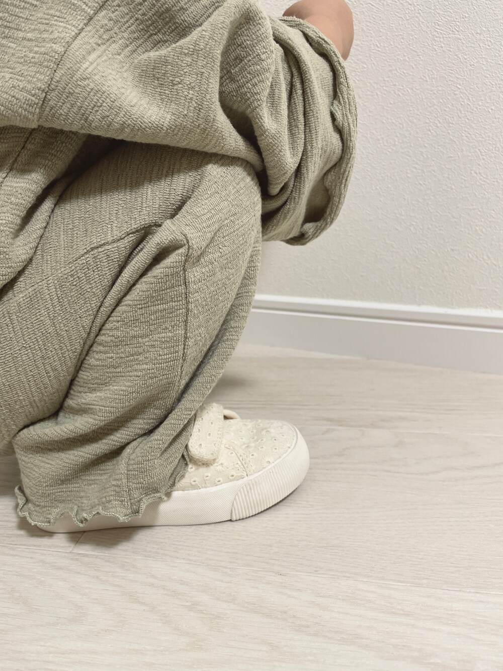 グリーン系のその他ベビーウェアを着用したキッズの秋コーディネートの3枚目の写真