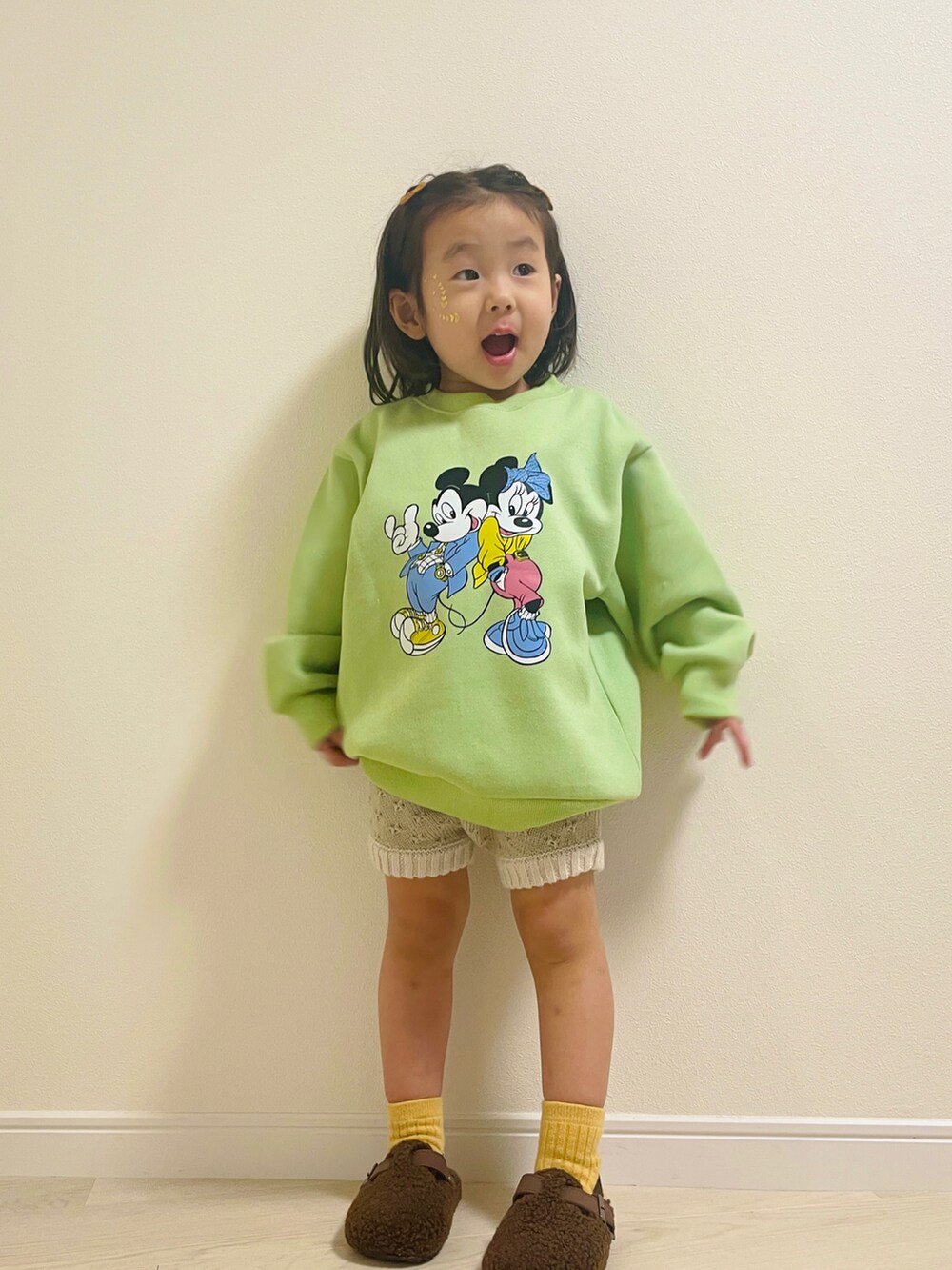 グリーン系のスウェット、ベージュ系のその他ベビーウェアを着用したキッズの秋コーディネートの3枚目の写真