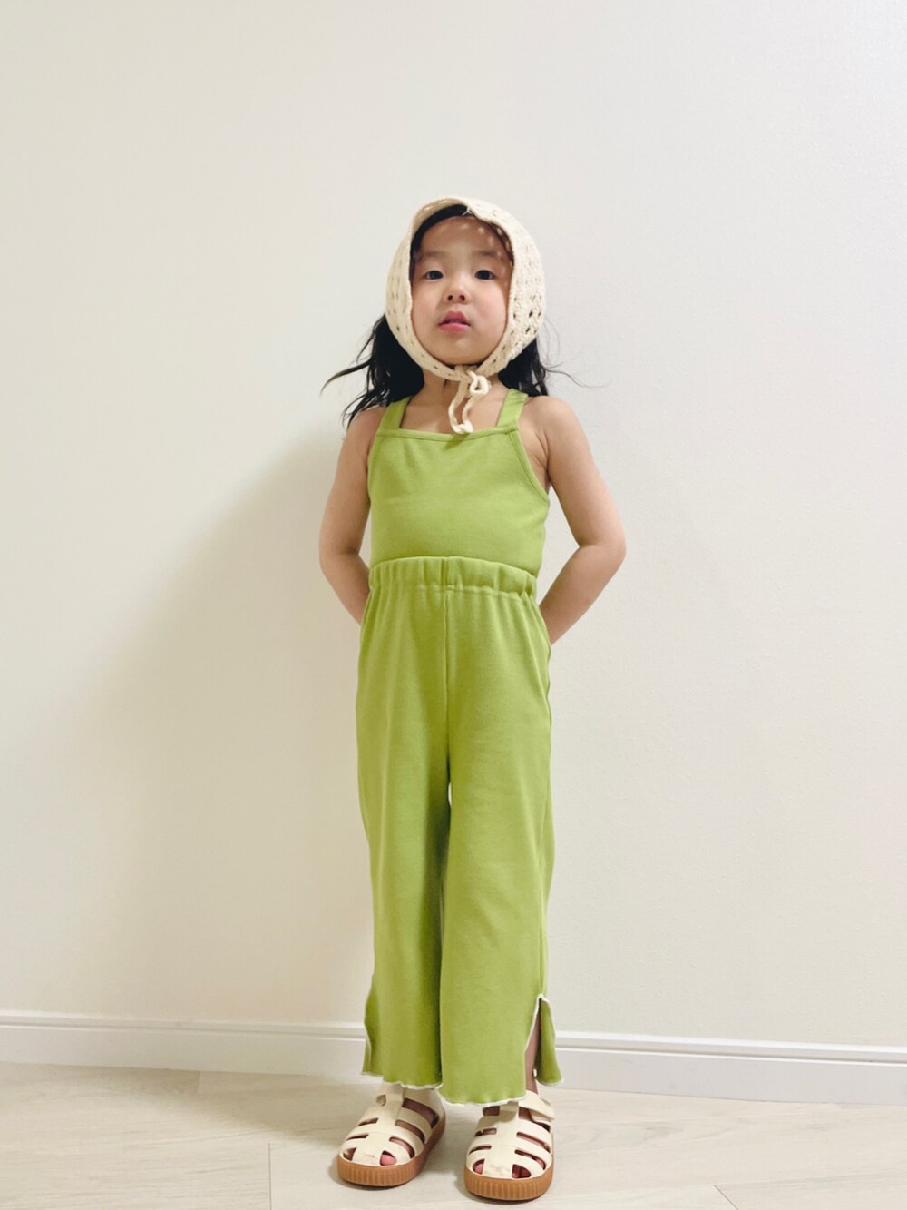ホワイト系のサンダル、グリーン系のその他ベビーウェア、グリーン系のその他ベビーウェアを着用したキッズの春コーディネートの4枚目の写真
