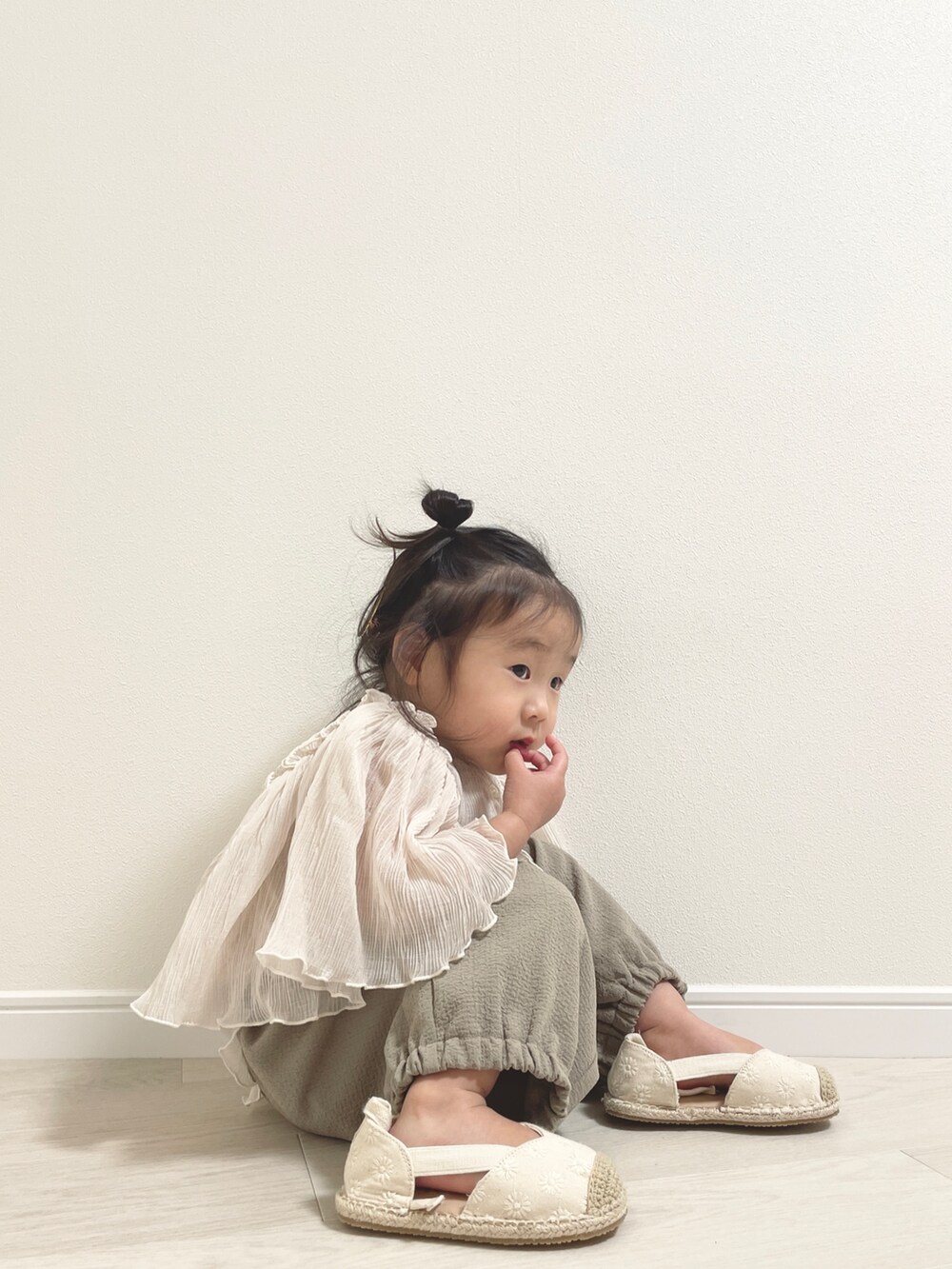 ホワイト系のシャツ/ブラウス、ベージュ系のその他ベビーウェアを着用したキッズの冬コーディネートの4枚目の写真