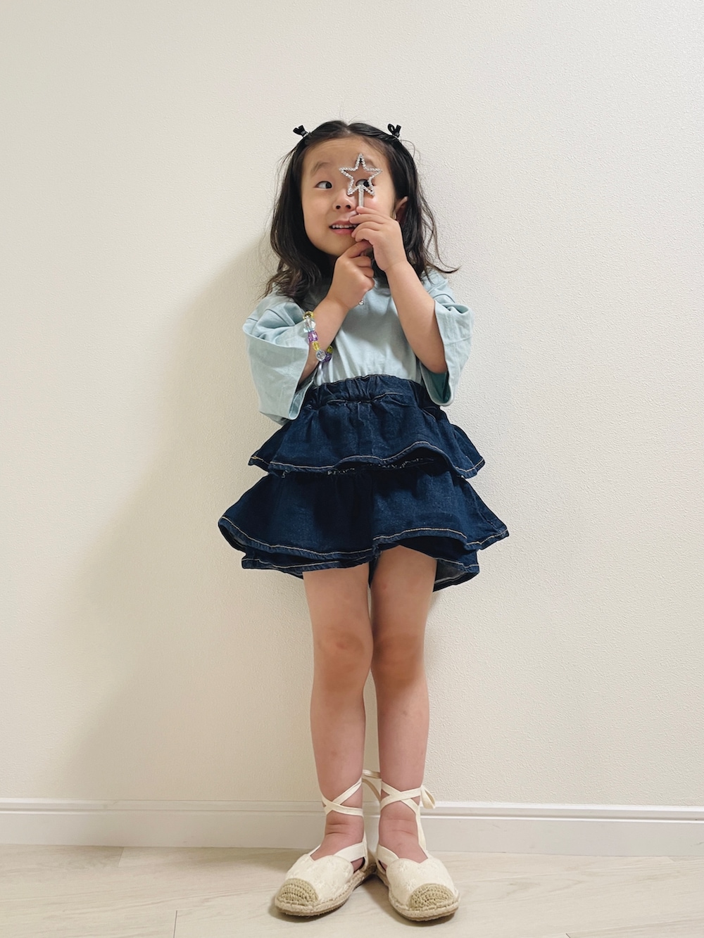 ブルー系のデニムパンツ、ブルー系のTシャツ/カットソーを着用したキッズの夏コーディネートの3枚目の写真