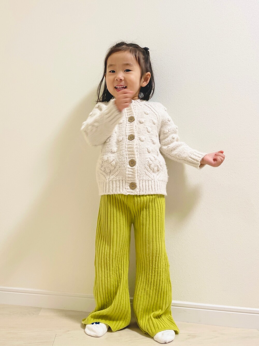 グリーン系のその他パンツを着用したキッズの秋コーディネートの2枚目の写真