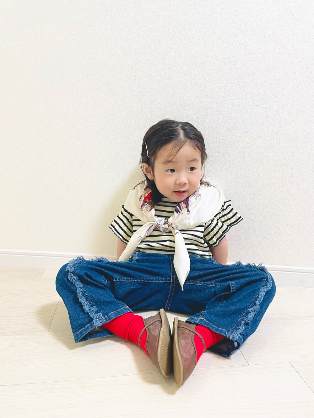 ホワイト系のTシャツ/カットソー、ブルー系のデニムパンツ、ブラウン系のパンプスを着用したキッズの春コーディネートの2枚目の写真