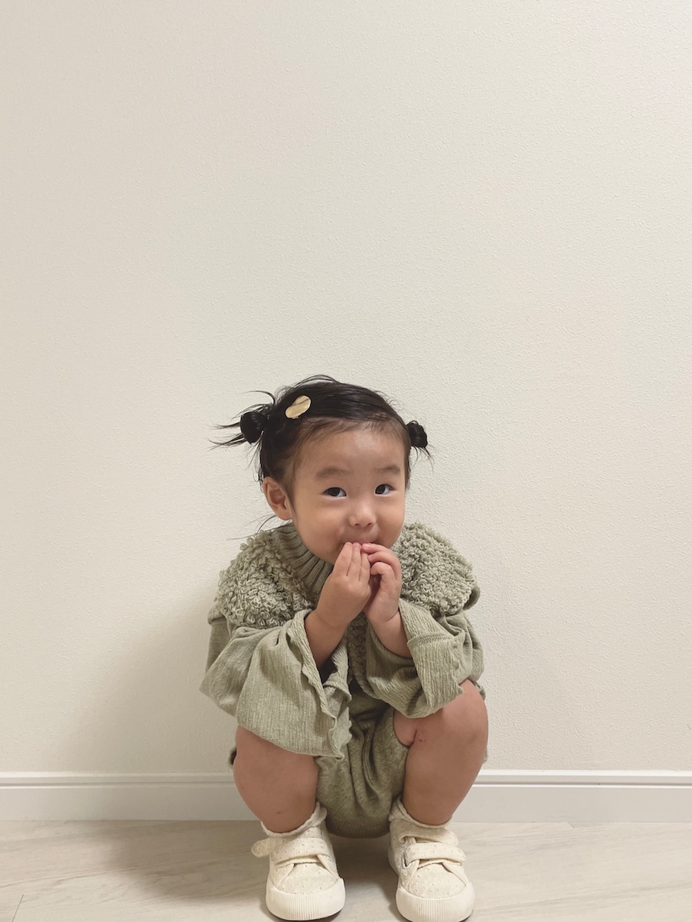 「ファッションを楽しもう、キッズコーデ、女の子コーデ、淡色コーデ、秋冬コーデ、プチプラ、スニーカー、ニット、ベスト、セットアップ」|「sea and shells by pairmanonの【sea and shells】【ベビー】ニット ショートパンツ(その他ベビーウェア、グリーン系)」を使った、enneさん(キッズ・84cm)の秋コーディネートの2枚目の写真
