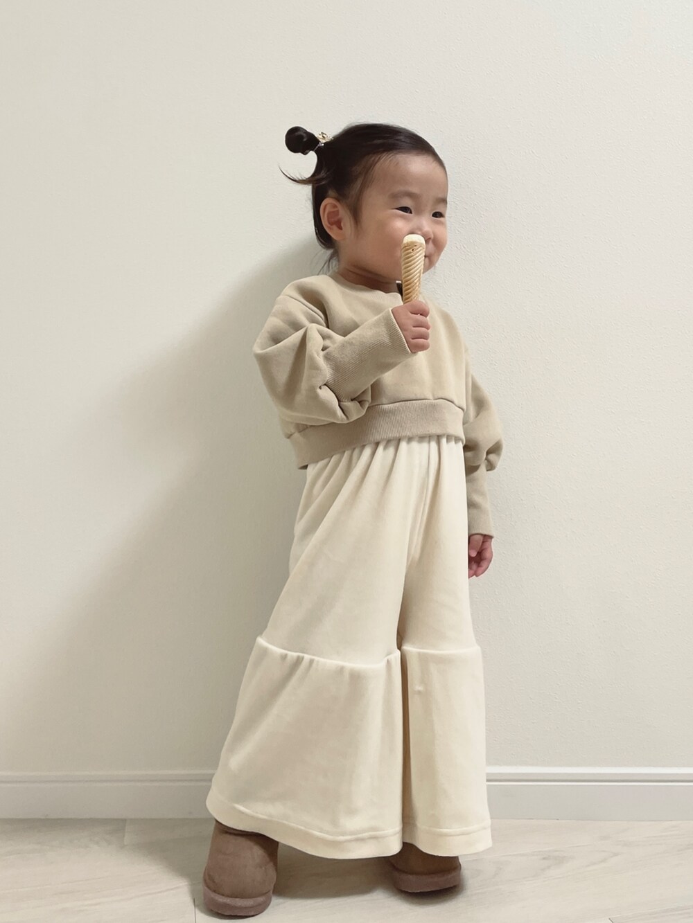 ベージュ系のその他ベビーウェア、ホワイト系のその他ベビーウェアを着用したキッズの秋コーディネートの2枚目の写真