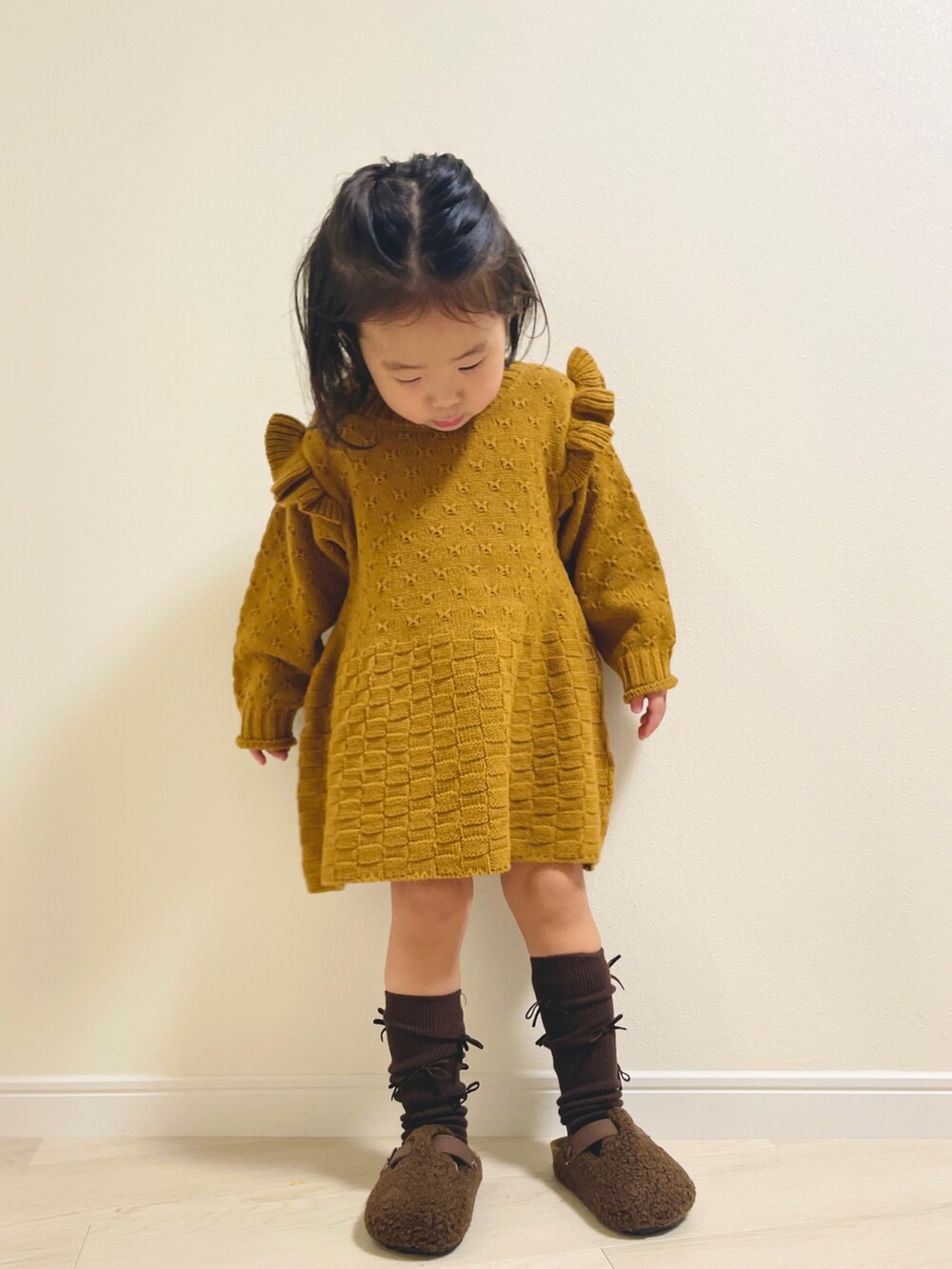 オレンジ系のその他ベビーウェアを着用したキッズの秋コーディネートの2枚目の写真