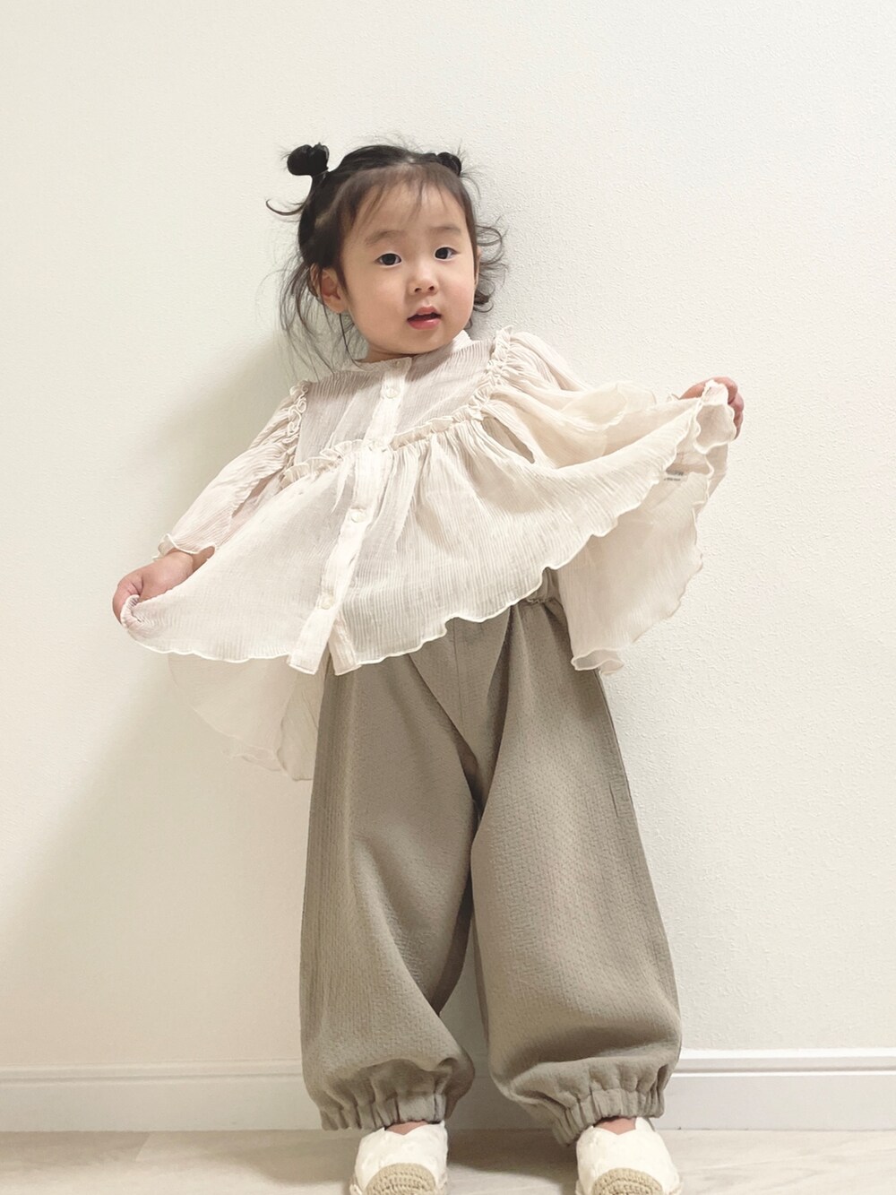 ホワイト系のシャツ/ブラウス、ベージュ系のその他ベビーウェアを着用したキッズの冬コーディネートの2枚目の写真