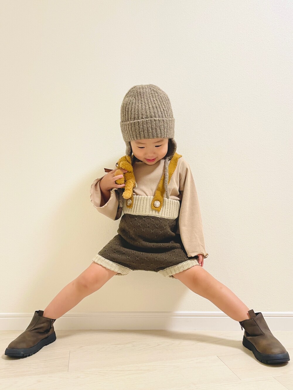 ブラウン系のブーツ、ブラウン系のその他ベビーウェア、ブラウン系のその他ベビーウェアを着用したキッズの秋コーディネートの3枚目の写真