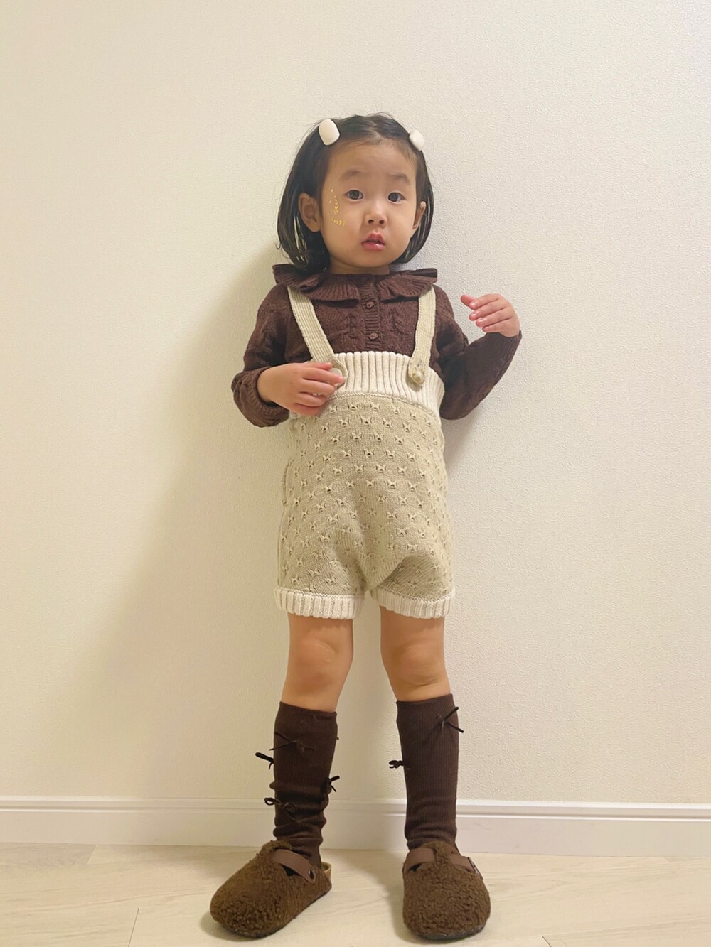 ベージュ系のその他ベビーウェアを着用したキッズの秋コーディネートの4枚目の写真