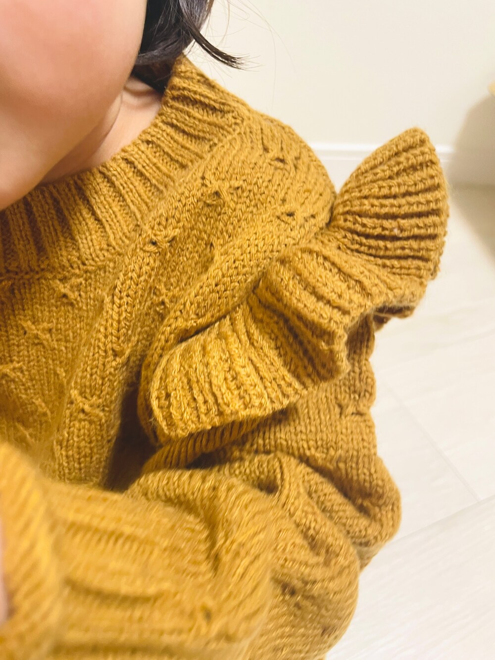 オレンジ系のその他ベビーウェアを着用したキッズの秋コーディネートの3枚目の写真