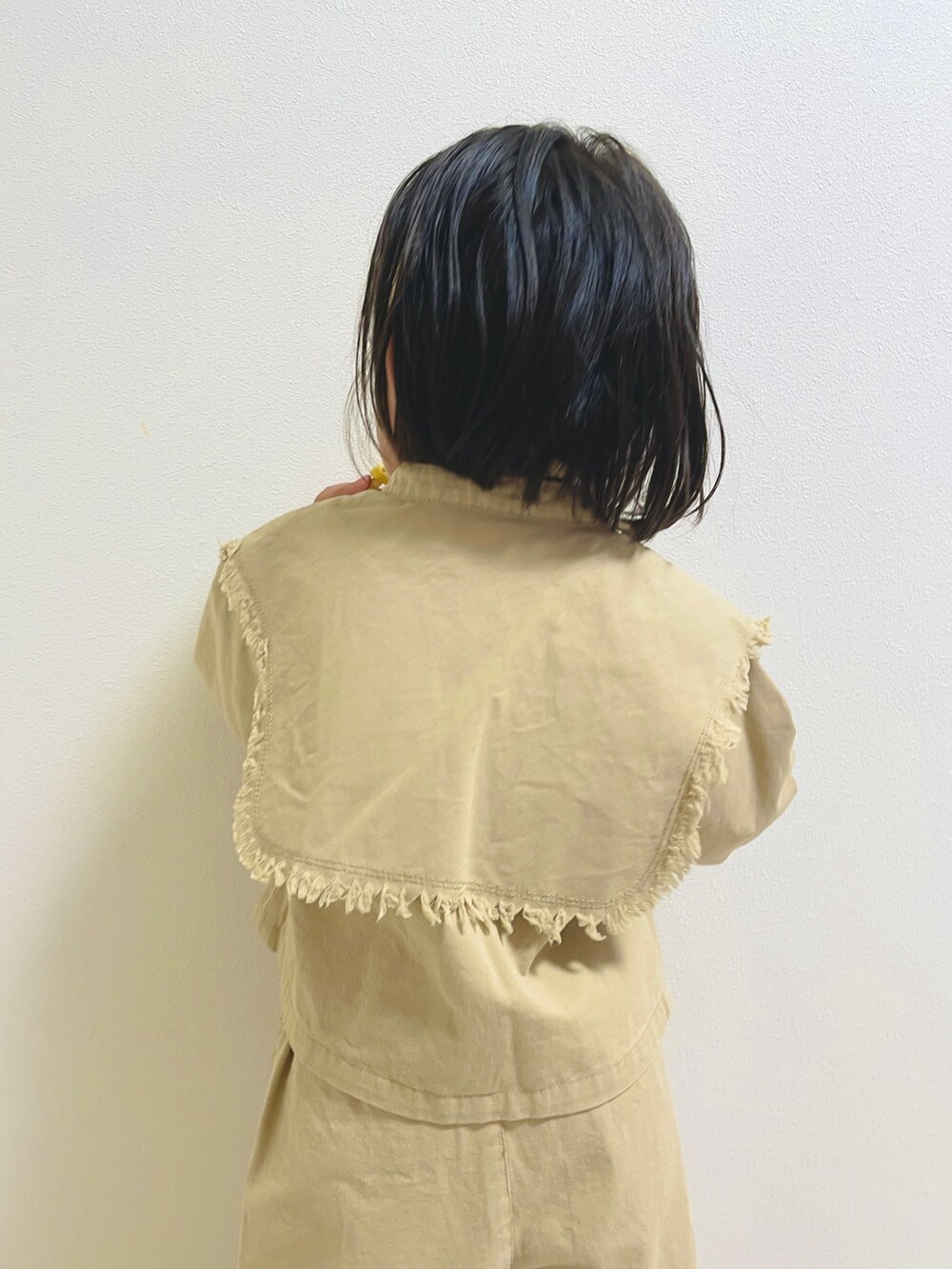 「レイヤードスタイル、カーキ、ベージュ、秋っぽコーデ更新中、秋コーデ、ワイドパンツ、ブーツ、秋服、キッズコーデ、キッズ、pairmanon、seaandshells」｜「sea and shells by pairmanonの【sea and shells】フリンジ ビッグカラー セットアップ（その他ベビーウェア、ベージュ系）」を使った、enneさん（キッズ・91cm）の秋コーディネートの5枚目の写真
