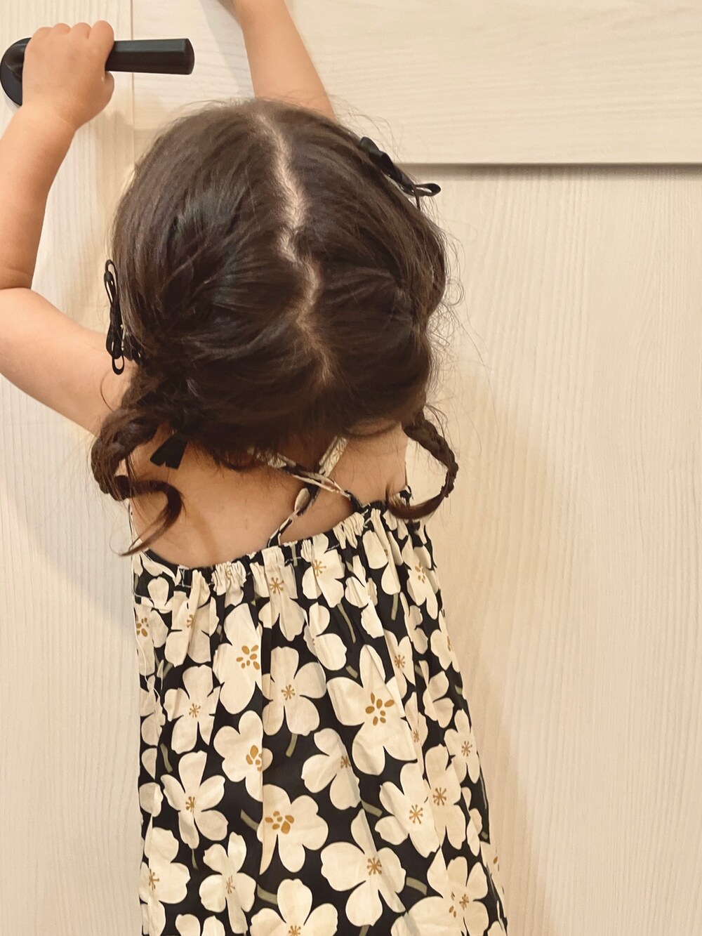 ホワイト系のサンダル、ブラック系の浴衣を着用したキッズの夏コーディネートの4枚目の写真