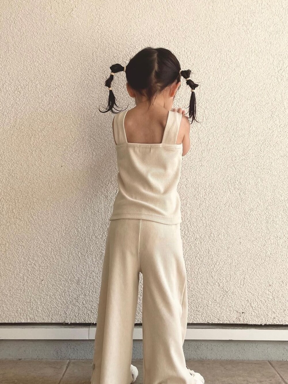 ホワイト系のその他ベビーウェア、ホワイト系のその他ベビーウェア、グリーン系のその他ベビーウェアを着用したキッズの春コーディネートの2枚目の写真