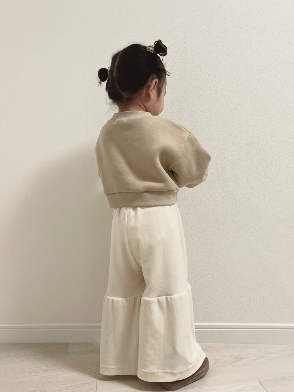 ベージュ系のその他ベビーウェア、ホワイト系のその他ベビーウェアを着用したキッズの秋コーディネートの4枚目の写真