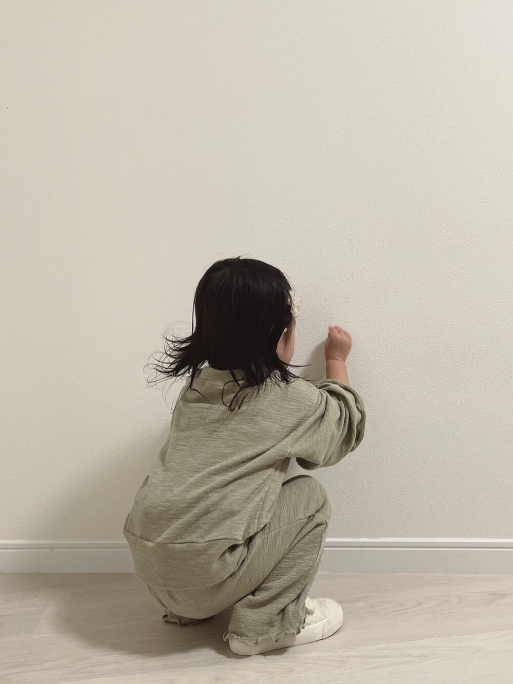 グリーン系のその他ベビーウェアを着用したキッズの秋コーディネートの4枚目の写真