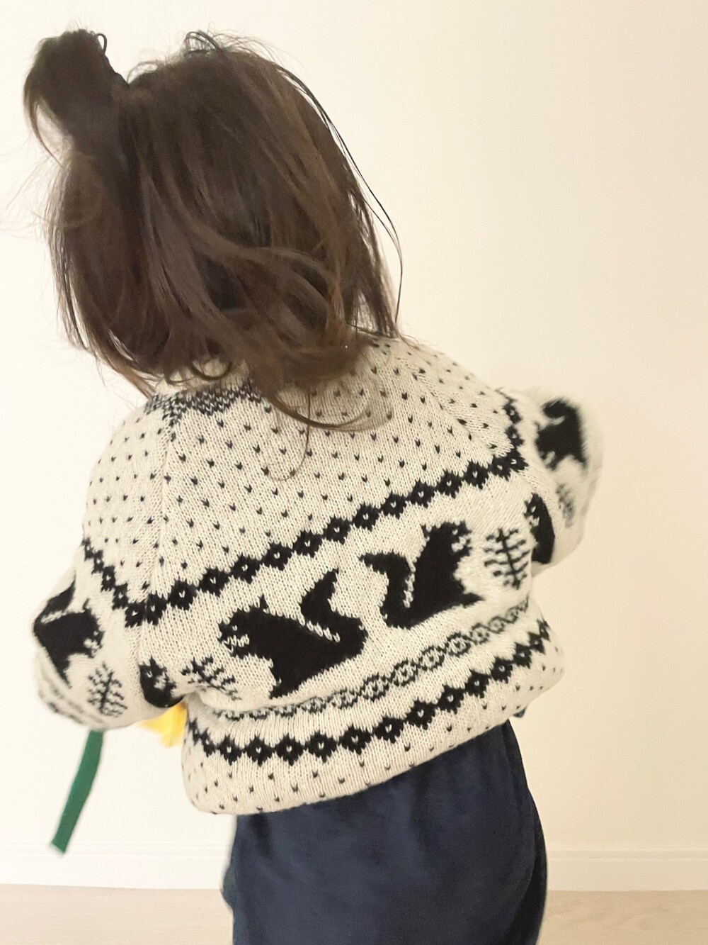 ホワイト系のカーディガン/ボレロ、ホワイト系のスニーカー、ブルー系のサロペット/オーバーオールを着用したキッズの冬コーディネートの2枚目の写真