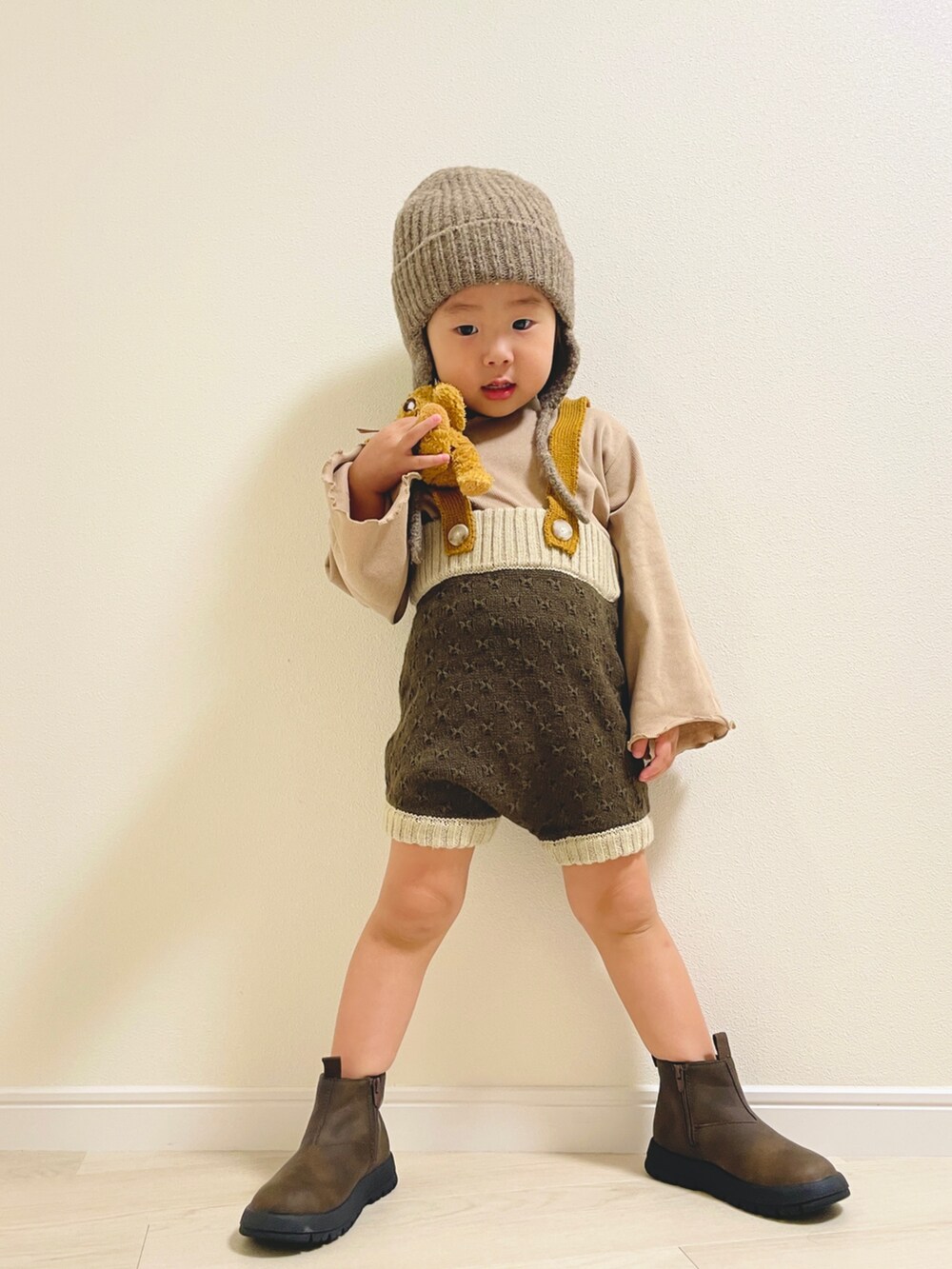 ブラウン系のブーツ、ブラウン系のその他ベビーウェア、ブラウン系のその他ベビーウェアを着用したキッズの秋コーディネートの2枚目の写真