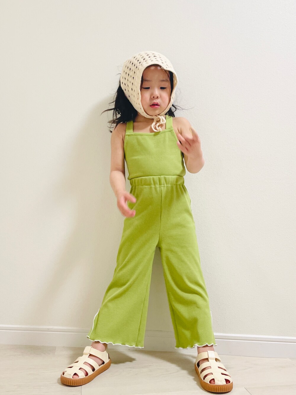 ホワイト系のサンダル、グリーン系のその他ベビーウェア、グリーン系のその他ベビーウェアを着用したキッズの春コーディネートの2枚目の写真