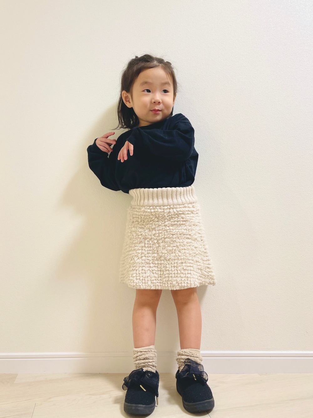 ブラック系のTシャツ/カットソー、ブラック系のスリッポン、ホワイト系のその他ベビーウェアを着用したキッズの秋コーディネートの2枚目の写真