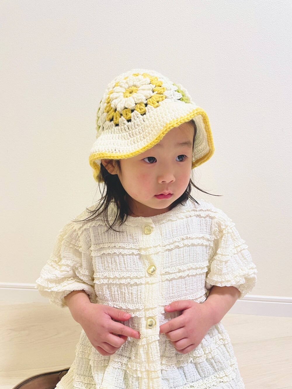 ブルー系のデニムパンツ、ブラウン系のパンプス、ホワイト系のその他ベビーウェアを着用したキッズの春コーディネートの2枚目の写真