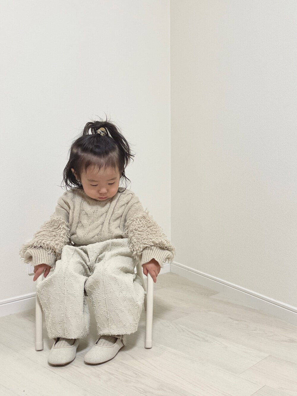 ベージュ系のニット/セーター、ベージュ系のその他パンツ、ベージュ系のその他パンツを着用したキッズの秋コーディネートの5枚目の写真