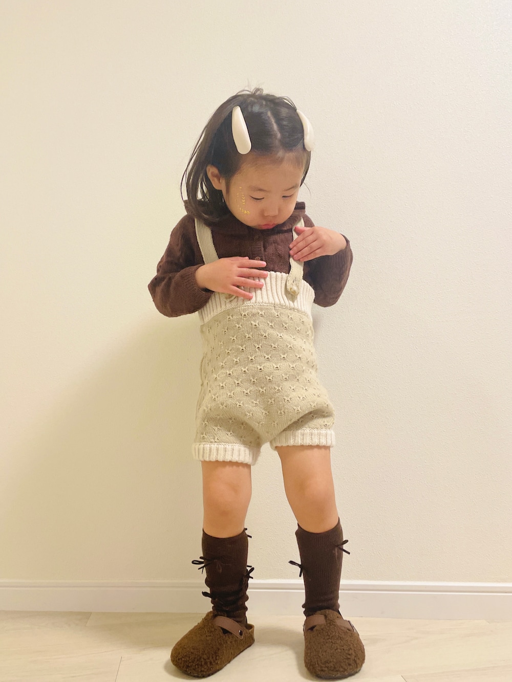 ベージュ系のその他ベビーウェアを着用したキッズの秋コーディネートの2枚目の写真