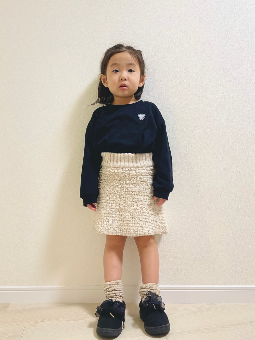 ブラック系のTシャツ/カットソー、ブラック系のスリッポン、ホワイト系のその他ベビーウェアを着用したキッズの秋コーディネートの3枚目の写真