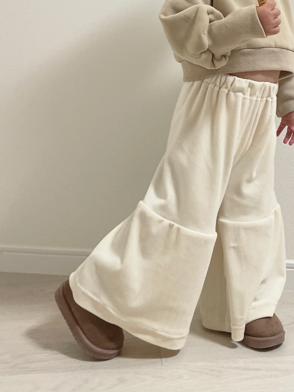 ベージュ系のその他ベビーウェア、ホワイト系のその他ベビーウェアを着用したキッズの秋コーディネートの6枚目の写真