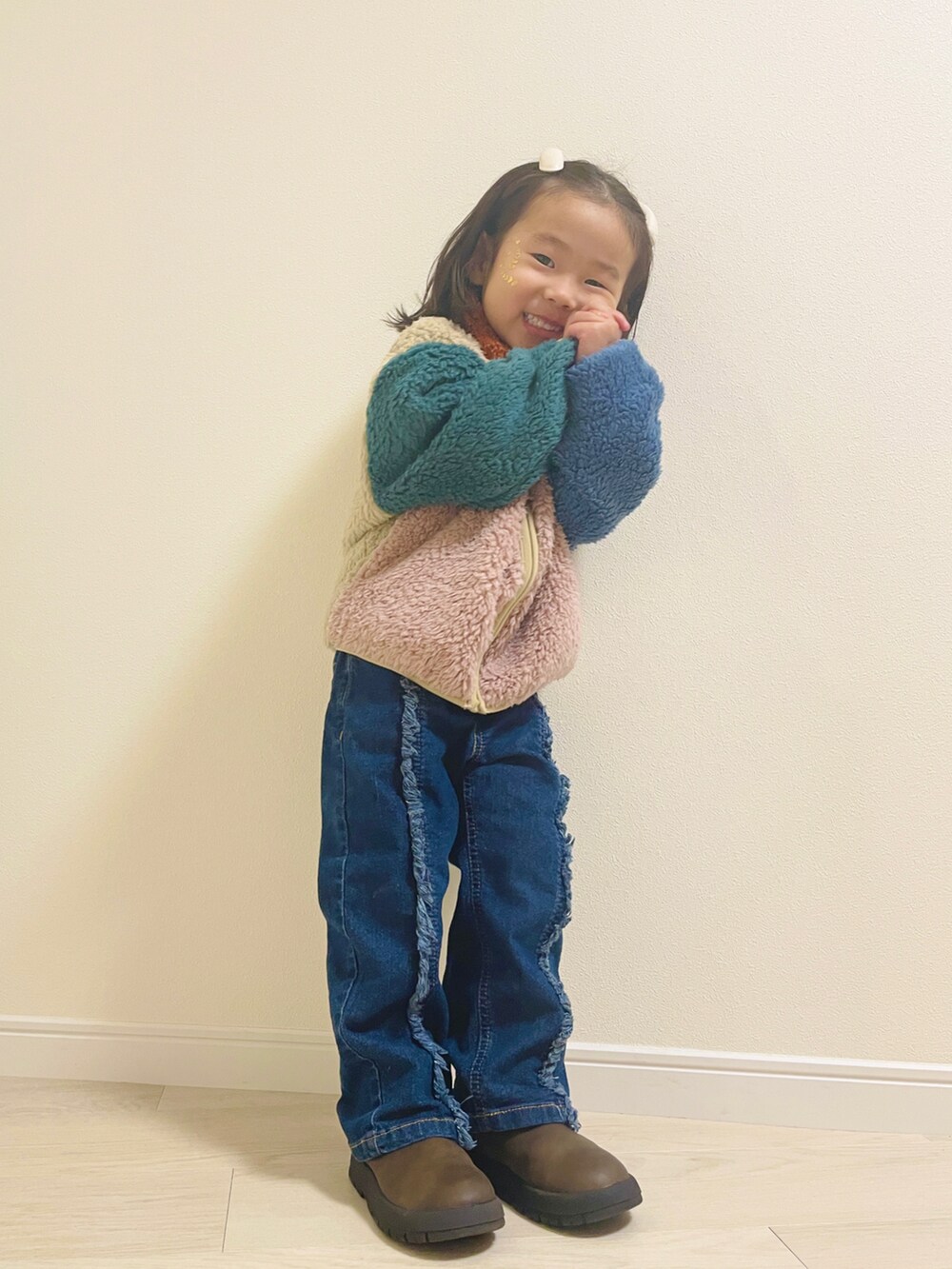 ブルー系のデニムパンツ、ブラウン系のブーツ、その他のその他アウターを着用したキッズの秋コーディネートの2枚目の写真