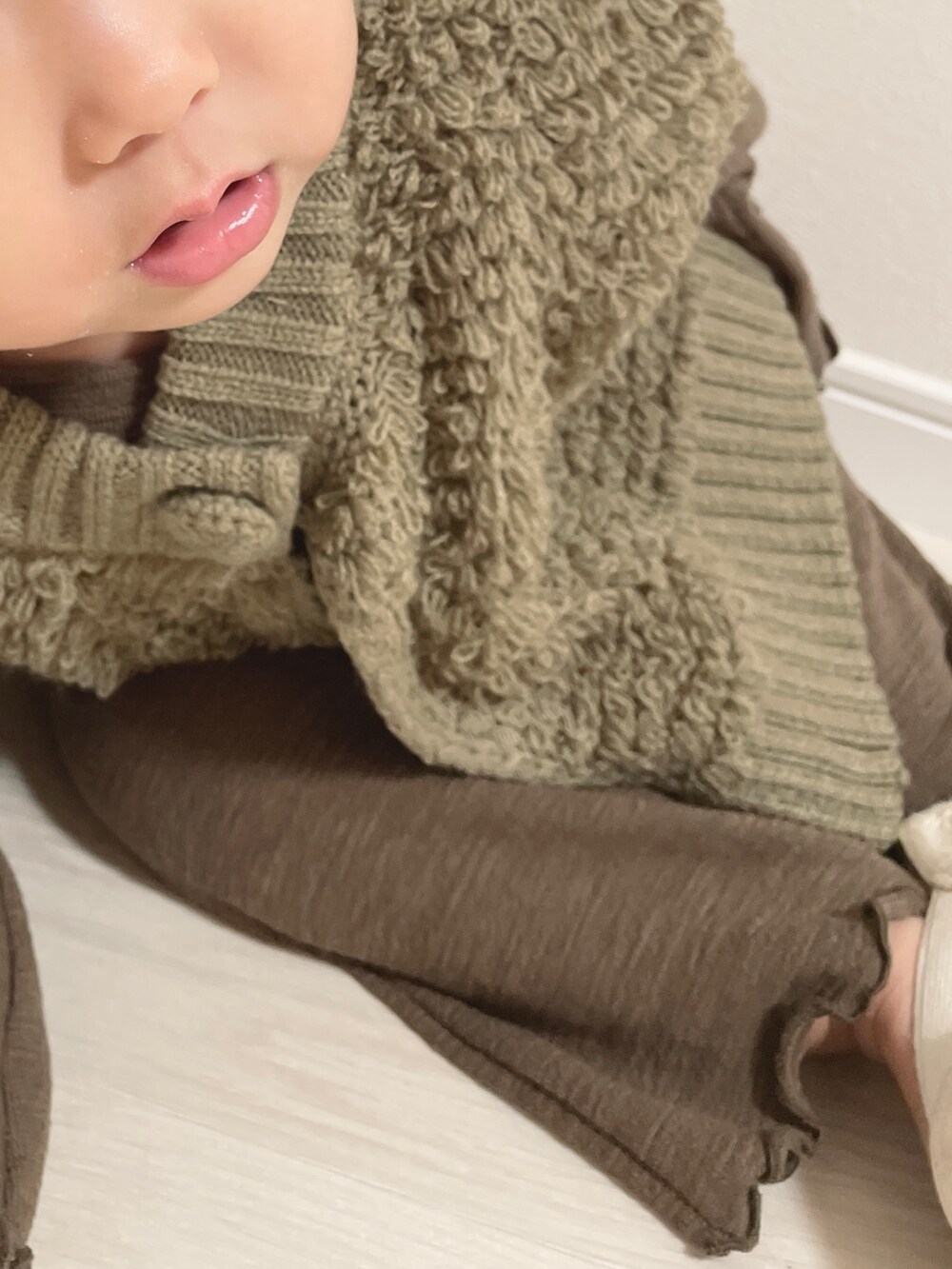 ホワイト系のその他シューズ、グリーン系のその他ベビーウェア、ブラウン系のその他ベビーウェアを着用したキッズの秋コーディネートの2枚目の写真