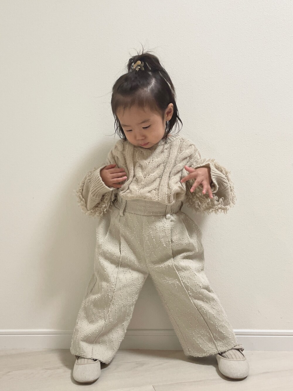 ベージュ系のニット/セーター、ベージュ系のその他パンツ、ベージュ系のその他パンツを着用したキッズの秋コーディネートの3枚目の写真
