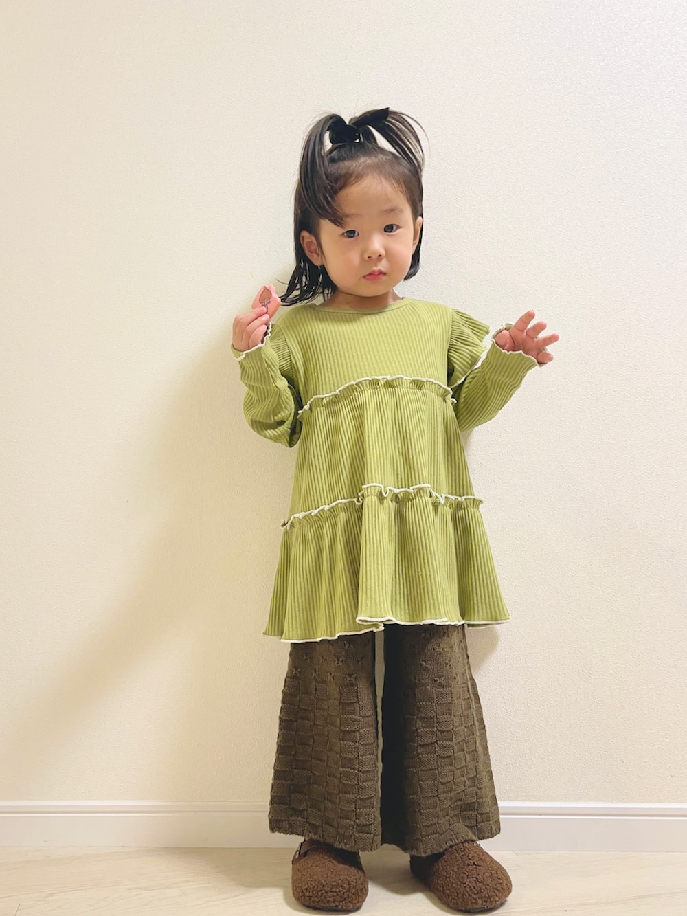 グリーン系のチュニック、ブラウン系のその他ベビーウェアを着用したキッズの秋コーディネートの5枚目の写真